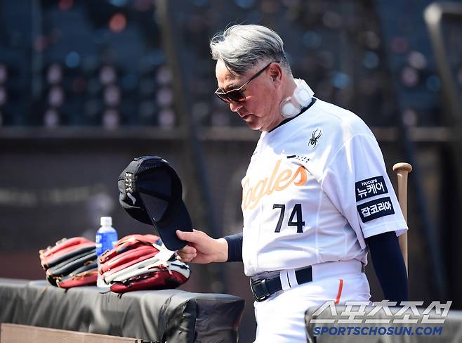 무더운 날씨에도 선수들 직접 지켜본 한화 김경문 감독.