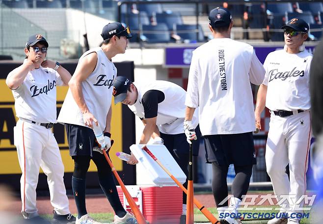 훈련 도중 물을 마시고 있는 한화 선수들.