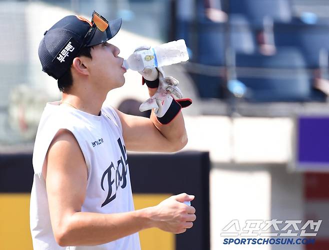 물을 마시고 있는 한화 심우준.