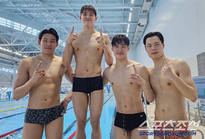 싱가포르 세계수영선수권에서 계영 800m 포디움, 세계신기록에 도전하는 황금세대 프리스타일러들. 왼쪽부터 김영범, 김우민, 황선우, 이호준,