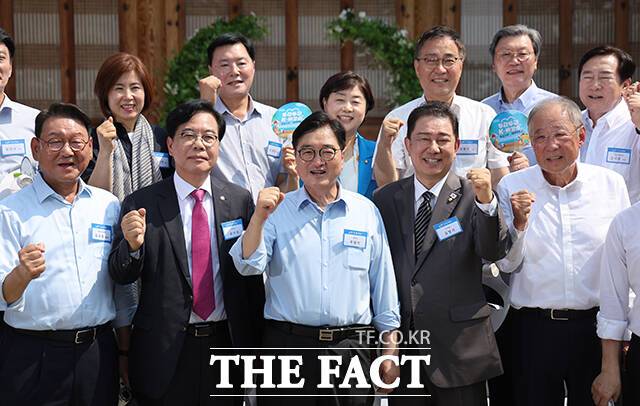 우원식 국회의장(가운데)이 8일 오전 서울 여의도 국회 사랑재에서 열린 'K-바캉스 캠페인'에서 참석자들과 기념촬영을 하고 있다. 앞줄 왼쪽부터 김교흥 국회 문화체육관광위원장, 송언석 국민의힘 비상대책위원장 겸 원내대표, 우원식 의장, 김병기 더불어민주당 대표 직무대행 겸 원내대표, 류진 한국경제인협회장. /국회=남윤호 기자