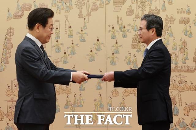 김용범 대통령실 정책실장은 8일 관세 협상 관련 대책회의를 열고 "조속한 협의도 중요하지만 국익을 관철하는 것이 더욱 중요한 가치"라고 강조했다. 이재명 대통령이 4일 용산 대통령실에 김 실장에게 임명장을 수여하고 있다. /뉴시스