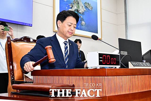 이진숙 부총리 겸 교육부장관 후보자 인사청문요청안 의결하는 김영호 교육위원장.