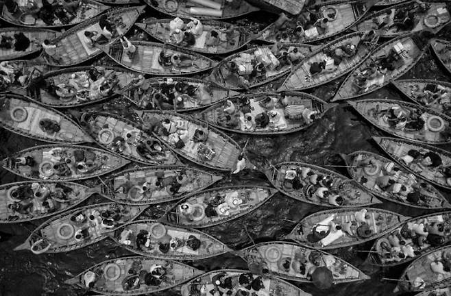 올해의 항공 사진가 대회 수상작 중 하나인 방글라데 다카의 이동하는 여행객들. 방글라데시 아짐 칸 로니 작품. International Aerial Photographer of the Year