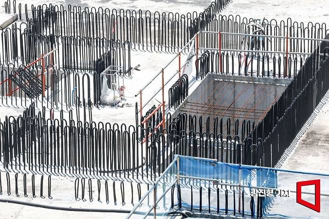 대구광역시 한 아파트 건설 현장. 폭염으로 공사가 잠시 중단된 상황이다.