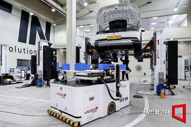 경기 안양 피트인 본사에서 정비사들이 전기차 배터리팩을 교체 하고 있다. 강진형 기자