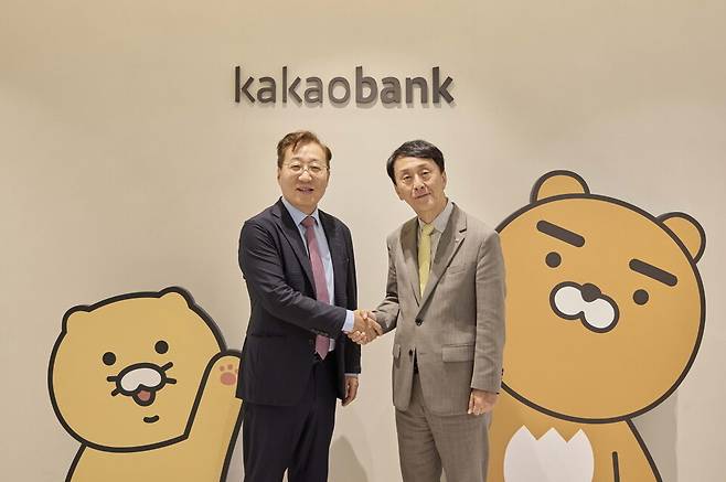 윤호영 카카오뱅크 대표이사(왼쪽)와 김경환 한국주택금융공사 사장(오른쪽)이 26일 경기도 성남시 카카오뱅크 판교 오피스에서 진행된 업무협약 체결식에서 기념촬영을 하고 있다.