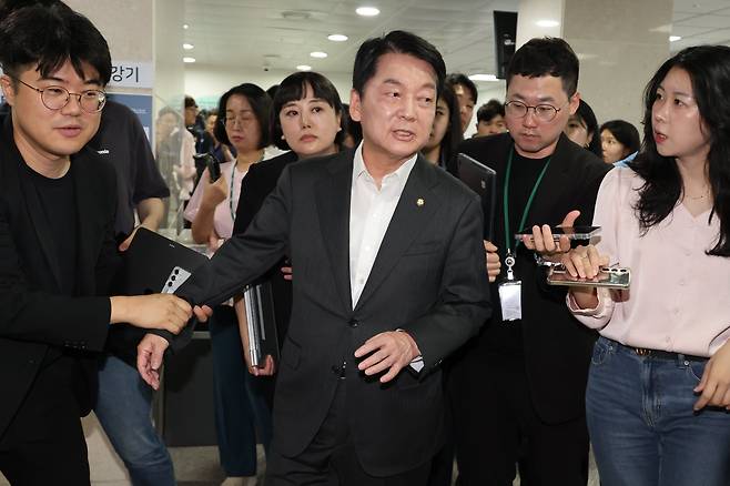 <YONHAP PHOTO-2397> 혁신위원장 사퇴한 안철수 의원 (서울=연합뉴스) 김주성 기자 = 국민의힘 혁신위원장을 맡은 안철수 의원이 7일 서울 여의도 국회 소통관에서 위원장을 사퇴하고 전당대회 출마 의사를 밝히는 기자회견을 한 뒤 취재진 질문에 답하고 있다. 2025.7.7 utzza@yna.co.kr/2025-07-07 10:29:52/<저작권자 ⓒ 1980-2025 ㈜연합뉴스. 무단 전재 재배포 금지, AI 학습 및 활용 금지>