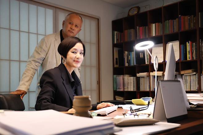 지난 3일 개막한 제29회 부천국제판타스틱영화제 장미희 조직위원장과 송승환 총감독이 서울 마포구 서교동에 있는 장 위원장의 자택에서 대화를 나누고 있다. 영화제는 13일 폐막한다./ 고운호 기자