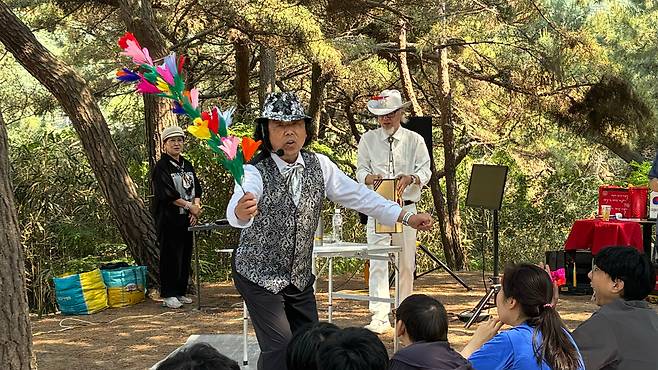 김종찬(가운데)씨와 허완(오른쪽)씨가 마술을 선보이는 모습. /최하연 기자