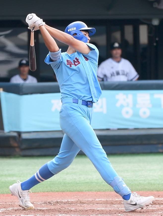 8일 서울 목동구장에서 열린 제80회 청룡기 고교야구선수권 대회 및 주말리그 왕중왕전 서울고와 부산고의 8강전. 부산고 하현승이 타격하고 있다. /정재근 스포츠조선 기자