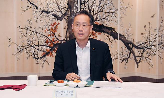 이형일 기획재정부 장관 직무대행 1차관이 4일 서울 종로구 정부서울청사에서 열린 '시장상황점검회의'를 주재하고 있다. /기획재정부 제공