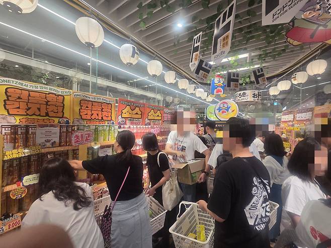 8일 더현대서울 지하 1층에 문을 연 GS25와 돈키호테 협업 특별 팝업 스토어 내부./최효정 기자