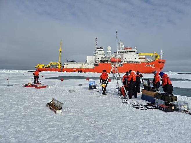 북극 탐사 중인 아라온호. ⓒ 해양수산부