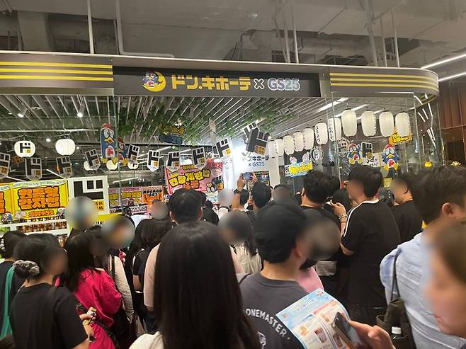 8일 더현대서울 지하 1층에 오픈한 GS25X돈키호테 팝업스토어에 들어가기 위해 고객들이 대기하고 있다.ⓒ데일리안 이나영 기자