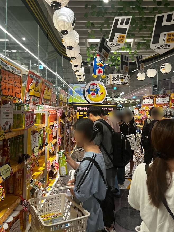 고객들이 GS25X돈키호테 팝업스토어에서 쇼핑을 하고 있다.ⓒ데일리안 이나영 기자