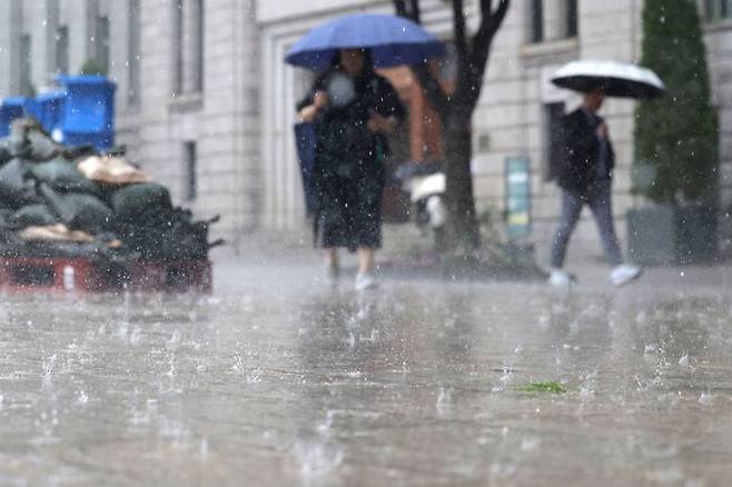 8일 기습 폭우에 서울시 퇴근길 도로 등 곳곳이 침수됐다. ⓒ뉴시스