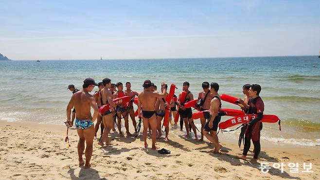 부산 해운대해수욕장에서 민간 수상구조대가 안전교육을 받고 있다. 최근 강원도 일부 지방자치단체는 수상 안전요원을 계획만큼 채용하지 못하고 있어 피서철 안전관리가 우려된다. 부산=김화영 기자 run@donga.com