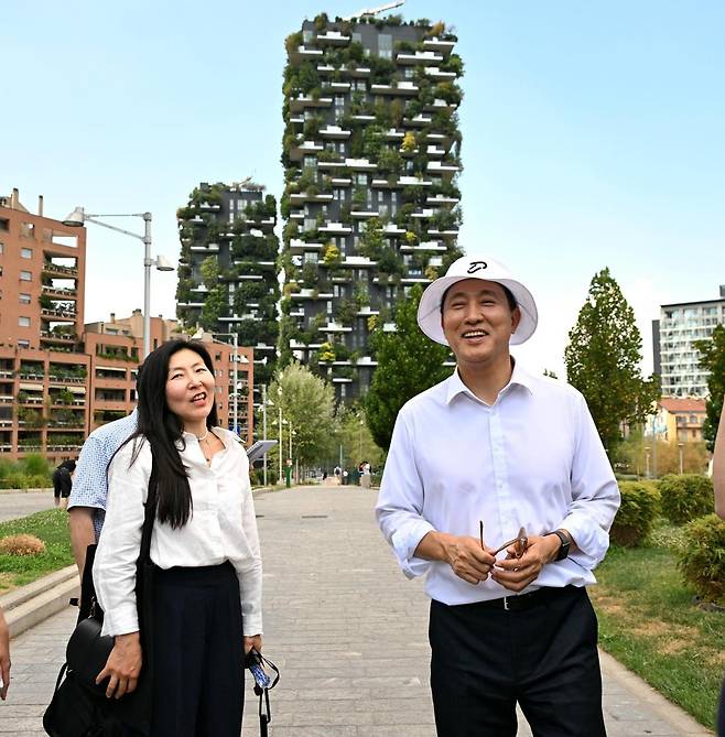 4일(현지 시간) 이탈리아 밀라노 포르타 누오바 재생 지역을 방문한 오세훈 서울시장(오른쪽)을 비롯한 서울시 방문단이 현지 건축가로부터 일대 건물과 공간 활용 사례에 대한 설명을 듣고 있다. 이 지역은 철도 부지를 녹지와 문화·상업 공간으로 탈바꿈한 도시재생 사례로 주목받는다. 서울시 제공