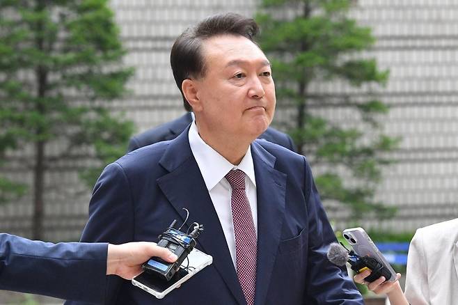 윤석열 전 대통령이 3일 서울 서초구 서울중앙지방법원에서 열린 내란 우두머리 혐의·직권남용 권리행사 방해 혐의 사건 9차 공판에 출석하고 있다. 2025.07.03 사진공동취재단