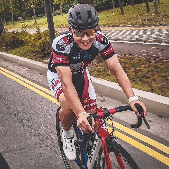 ‘사이클 황제’로 군림했던 조호성 서울시청 감독이 밝은 표정으로 라이딩을 하고 있다. 조호성 감독 제공