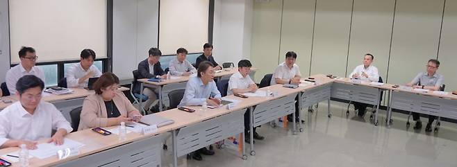 권대영 금융위원회 사무처장이 8일 오후 서울 중구 한국프레스센터 신용회복위원회에서 개최한 소상공인 금융 애로 해소를 위한 첫 번째 현장 간담회에서 대통령의 충청권 타운홀 미팅에서 제기된 소상공인의 금융 애로사항 해소를 위한 1호 조치로서, 정책 수요자, 관련 전문가들로부터 현장의 목소리를 청취했다.금융위원회 제