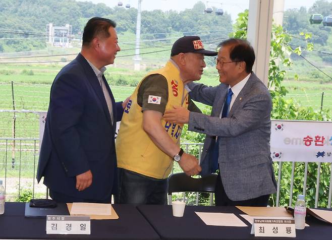 최성룡 납북자피해가족연합회 대표(가운데)와 김경일 파주시장(왼쪽), 더불어민주당 윤후덕 의원이 8일 경기 파주시 임진각에서 기자회견을 열고 대북전단 살포 중단을 선언한 뒤 서로 포옹하고 있다. 김태형 기자 xogud555@hani.co.kr