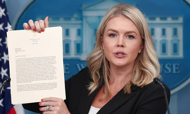 7일 미국 워싱턴 디시(D.C.) 백악관에서 열린 브리핑 중 캐럴라인 레빗 대변인이 도널드 트럼프 미국 대통령이 이시바 시게루 일본 총리에게 보낸 서한을 들어 보이고 있다. 워싱턴/로이터 연합뉴스