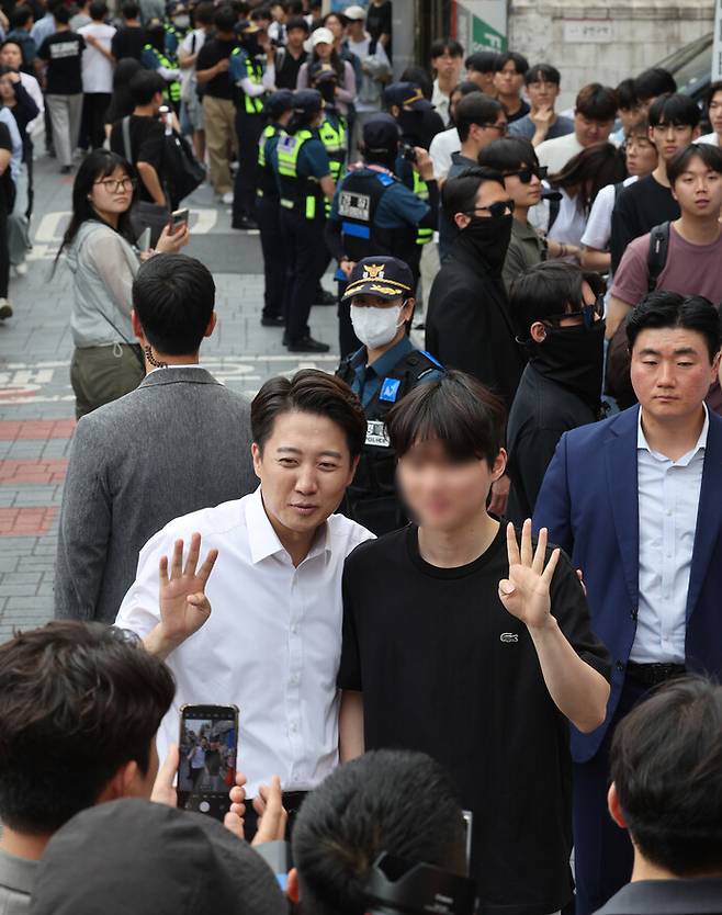 개혁신당 이준석 대선 후보가 제21대 대통령선거 사전투표 첫날인 2025년 5월29일 고려대가 있는 서울 성북구 안암역 인근에서 청년 유권자들과 기념사진을 찍고 있다. 연합뉴스