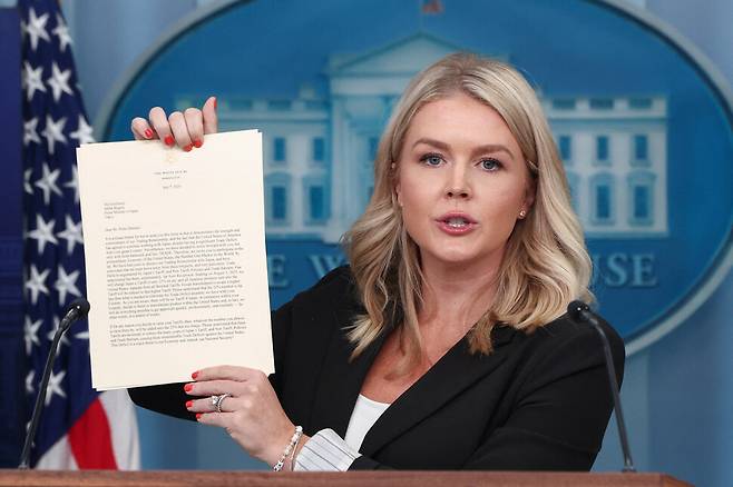 7일 미국 워싱턴 디시(D.C.) 백악관에서 열린 브리핑 중 캐럴라인 레빗 대변인이 도널드 트럼프 미국 대통령이 이시바 시게루 일본 총리에게 보낸 서한을 들어 보이고 있다. 워싱턴/로이터 연합뉴스