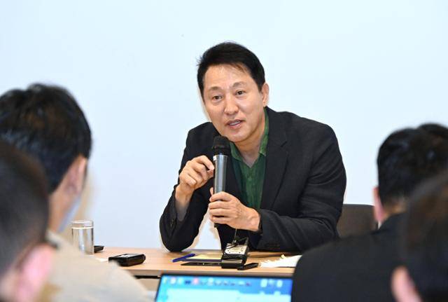 오세훈 서울시장이 5일(현지시각) 이탈리아 밀라노에서 열린 동행기자단 간담회에서 국민의힘 쇄신 방안 등 정치 현안에 대해 발언하고 있다. 서울시 제공