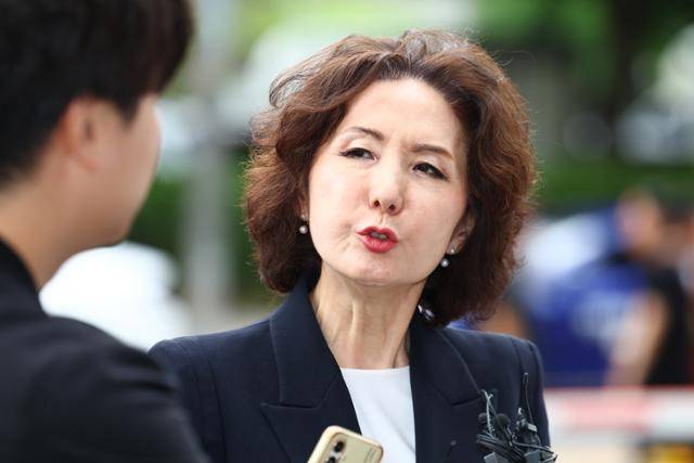 이진숙 교육부 장관 후보자가 지난달 30일 서울 여의도 한국교육시설안전원에 마련된 인사청문회 준비 사무실로 출근하며 취재진 질문에 답하고 있다. 연합뉴스