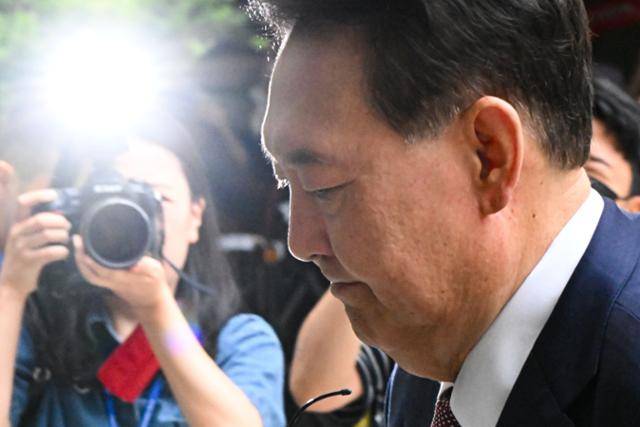 윤석열 전 대통령이 3일 서울 서초구 서울중앙지법에서 열린 내란 우두머리 및 직권남용 권리행사 방해 혐의 9차 공판에 출석하고 있다. 뉴스1