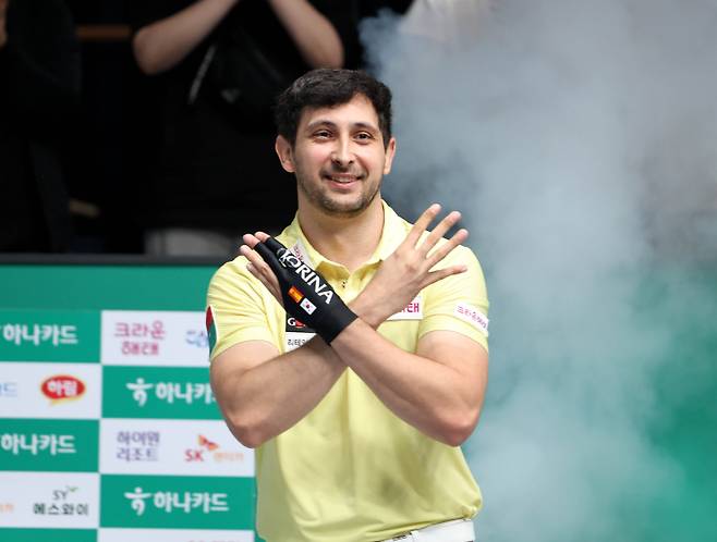 다비드 마르티네스가 7일 열린 '하나카드 PBA 챔피언십' 우승 직후 시상식에 우승 횟수(8회) 세리머니를 하며 입장하고 있다. 사진=PBA