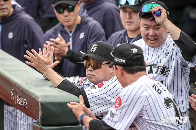 전반기 롯데의 상승세를 이끈 김태형 감독과 주형광 투수 코치 등 자이언츠 벤치 모습. 롯데 제공