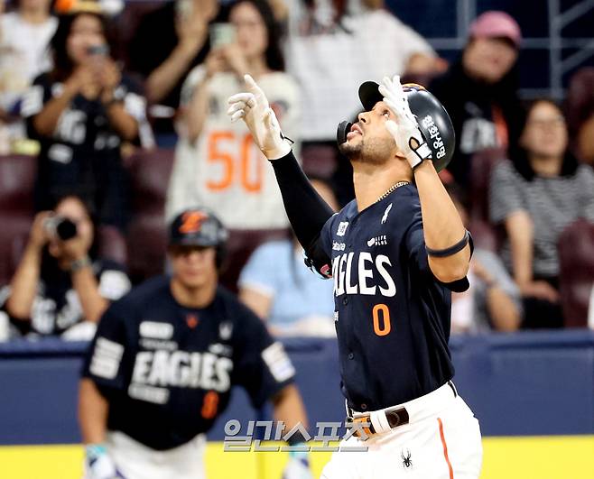 6일 오후 서울 고척스카이돔에서 열린 2025 KBO리그 프로야구 키움히어로즈와 한화이글스의 경기. 7회초 1사 1,2루 리베라토가 스리런홈런을 치고 홈인하며 세리머니를 하고 있다. 고척=김민규 기자 mgkim1@edaily.co.kr /2025.07.06/