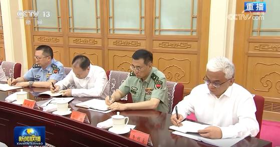 지난달 30일 중난하이 화이런탕에서 열린 중앙정치국 집단학습 배석자. 왼쪽부터 왕청난 중앙군사위 정치공작부 부주임, 톈베이옌 중앙정책연구실 부주임, 추양 중앙군사위 중앙판공청 부주임, 리궈시 중앙조직부 부무위원 겸 조직1국 국장. 이날 허훙쥔 정치공작부 상무부주임과 팡융샹 판공청 주임은 참석하지 않아 낙마 가능성이 나온다. 사진 CC-TV 화면 캡처