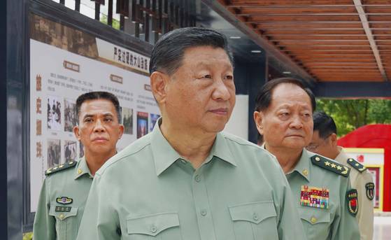 지난해 10월 17일 시진핑(가운데) 중국공산당 중앙군사위원회 주석이 장유샤(오른쪽) 중앙군사위 부주석과 팡융샹(왼쪽) 중앙군사위 판공청 주임의 수행을 받으며 로켓군 여단을 시찰하고 있다. 신화=연합뉴스