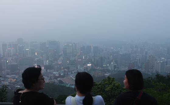 서울 지역에 올해 첫 폭염경보가 발효된 7일 서울 남산에서 바라본 도심이 습기가 가득한 박무로 덮여 있다. 연합뉴스
