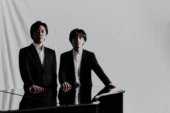 2017년부터 함께 하고 있는 사제 지간의 피아니스트 손민수(왼쪽)와 임윤찬. 이달 한 무대에서 연주한다. 사진 목프로덕션