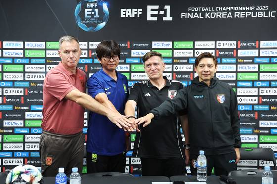 20년 만의 동아시안컵 우승을 목표로 삼은 신상우(왼쪽 둘째) 감독. 연합뉴스
