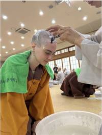 ▲ 우든피시 글로벌 명상수행 프로그램에 참가한 청년이 월정사에서 삭발의식을 거행하고 있다.