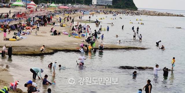 ▲ 강원 지역에 폭염주의보와 폭염 경보가 내려지며 무더운 날씨가 이어지고 있는 가운데 지난 5일 고성 아야진 해변에는 더위를 식히려는 관광객들로 인산 인해를 이뤘다. 강영진 객원기자
