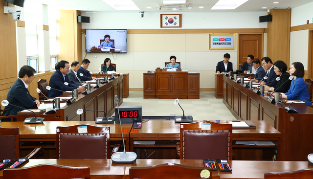 ▲ 강원도의회 강원연구원장 인사청문특별위원회는 8일 회의를 열고 원미희(비례) 위원장과 임미선(비례) 부위원장을 비롯한 12명의 특위 위원을 선임했다. 도의회 제공