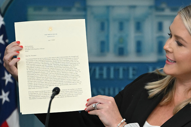 캐럴라인 레빗 백악관 대변인이 7일(현지시간) 브리핑에서 도널드 트럼프 미국 대통령이 이재명 대통령에게 발송한 관세 서한을 들어 보이고 있다. 로이터연합뉴스