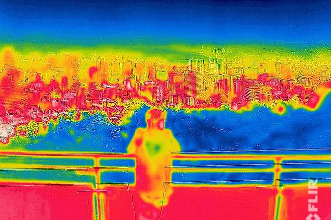 덥다 못해 뜨겁다…서울 올여름 첫 ‘폭염경보’ 본격적인 더위가 시작된다는 절기 소서인 7일, 서울 남산에서 열화상 카메라로 촬영한 도심 풍경. 온도가 높은 빌딩은 붉게, 온도가 낮은 하늘과 숲은 파랗게 표시됐다. 이날 서울에는 올 첫 폭염경보가 발령됐다. / 성동훈기자