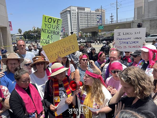 로스앤젤레스(LA) 다운타운의 메트로폴리탄 구금센터 앞에서 열린 이민 단속 항의 집회.