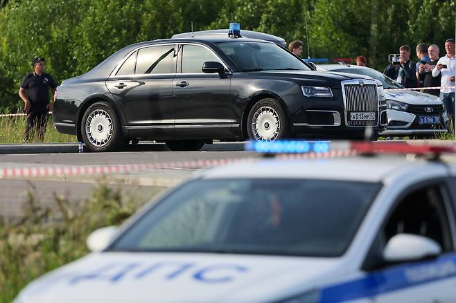 7일(현지시간) 로만 스타로보이트 전 러시아 교통장관의 시신이 발견된 현장에 수사 당국 차량과 요원들이 모여 있다. 타스연합뉴스