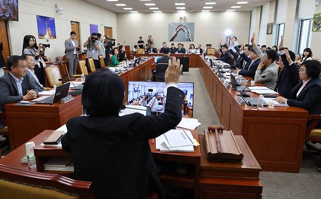 더불어민주당·조국혁신당 의원들이 지난 7일 국회 과학기술정보방송통신위원회 전체회의에서 방송3법 개정안 찬성 표결을 하고 있다. 연합뉴스