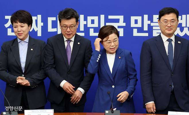 진성준 더불어민주당 정책위의장(왼쪽에서 두번째)과 김정재 국민의힘 정책위의장(오른쪽에서 두번째)이 지난 7일 국회에서 가진 상견 회동에서 굳은 표정을 짓고 있다. 박민규 선임기자